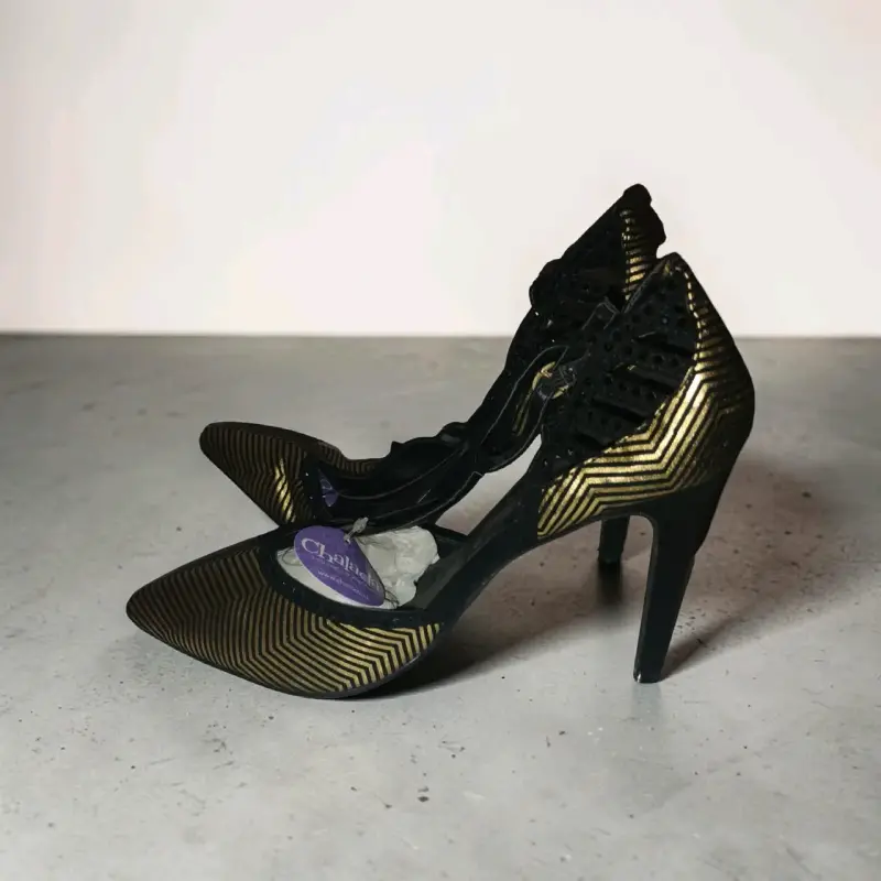 Tacones negros con dorado