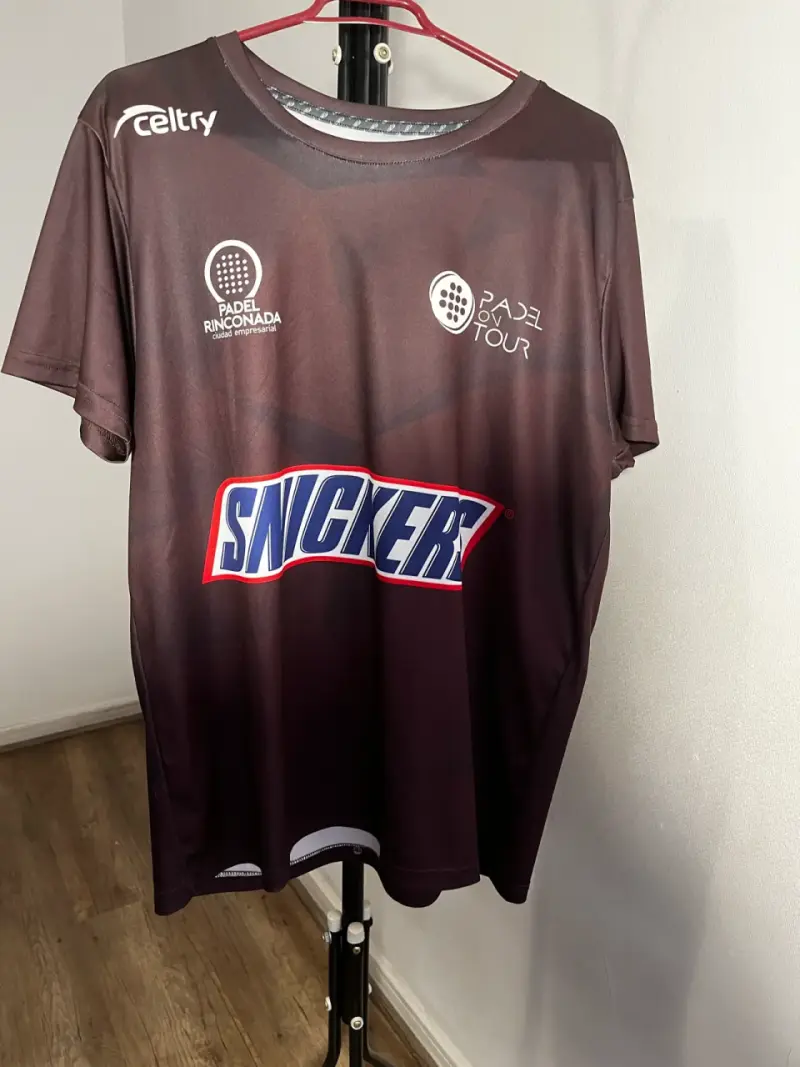 Polera deportiva marrón Snickers - 1