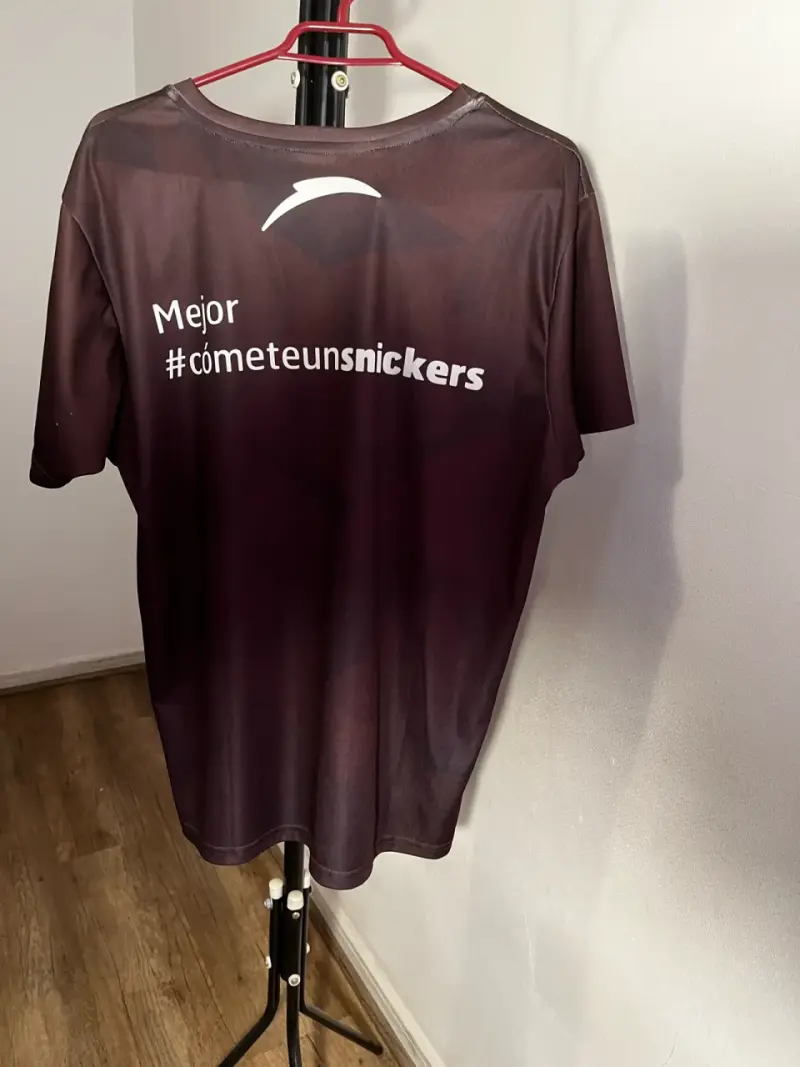 Polera deportiva marrón Snickers - 2