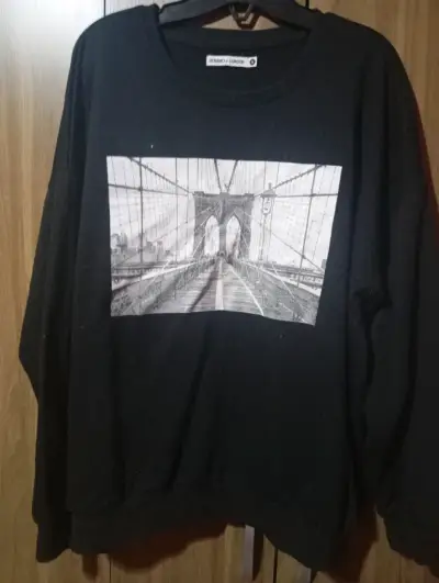 Polerón negro con estampado de puente - miniatura 1