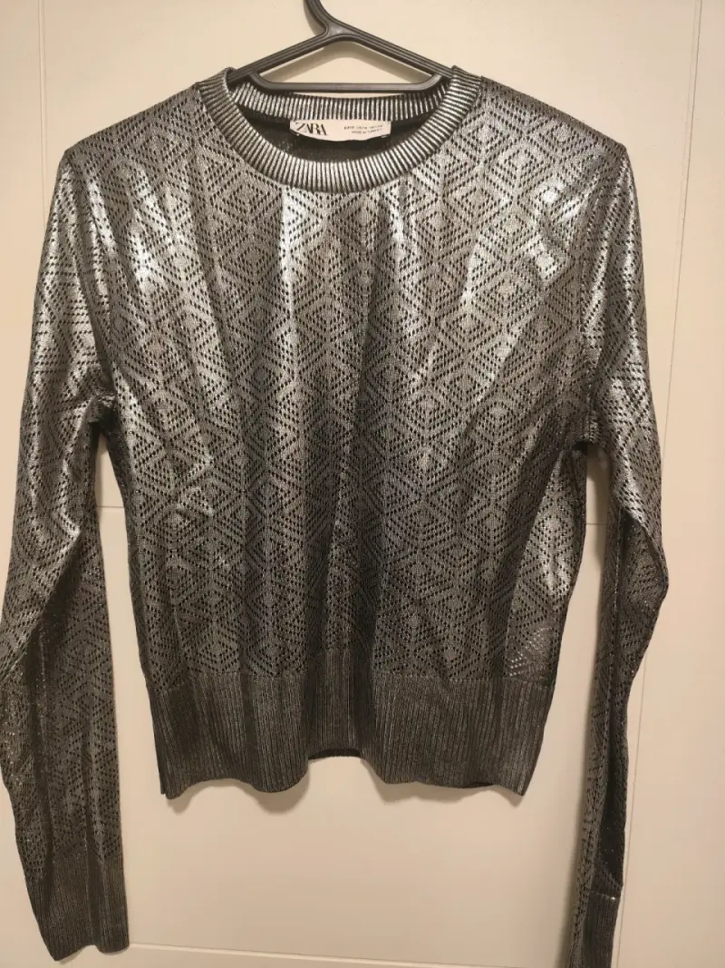 Suéter metálico plateado Zara
