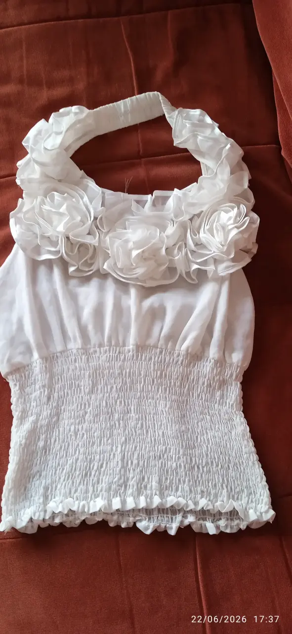 Blusa blanca con flores en el escote - 1