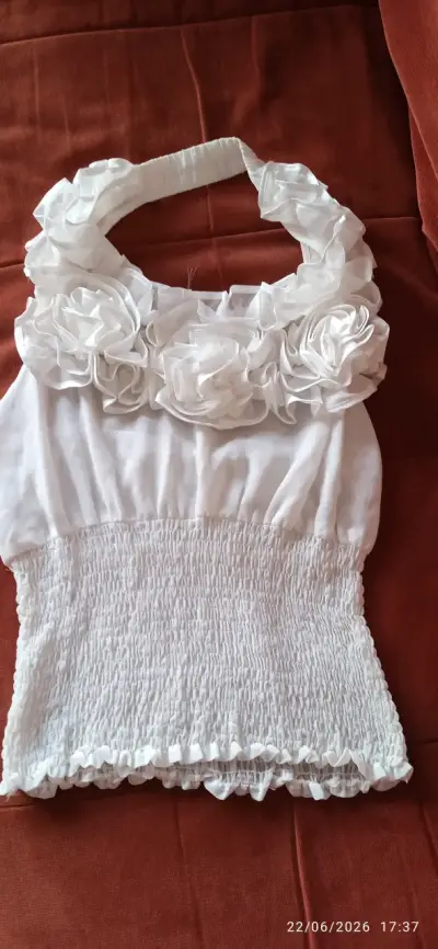 Blusa blanca con flores en el escote - miniatura 1