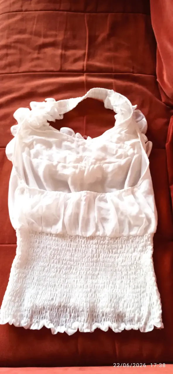 Blusa blanca con flores en el escote - 2