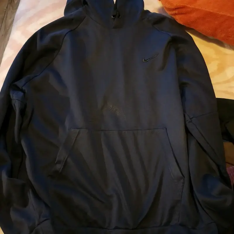 Polerón negro con capucha - 1