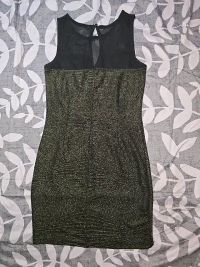 Vestido negro con encaje - miniatura 2