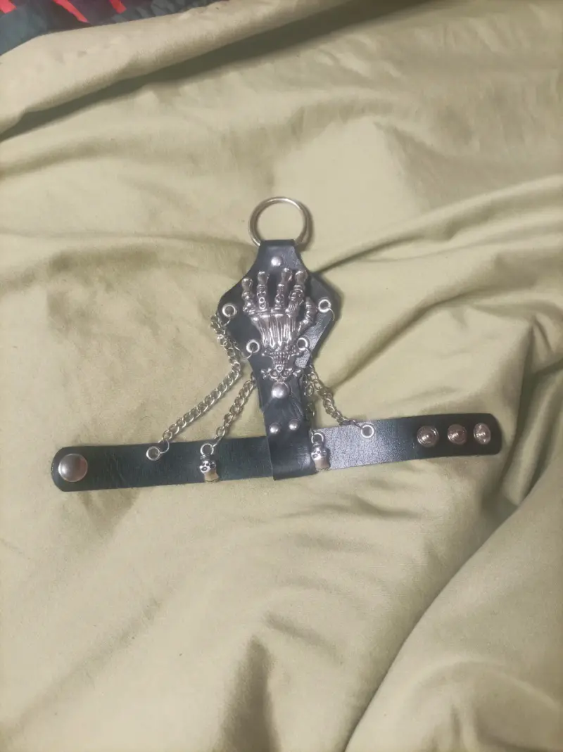 Pulsera de cuero con cadenas