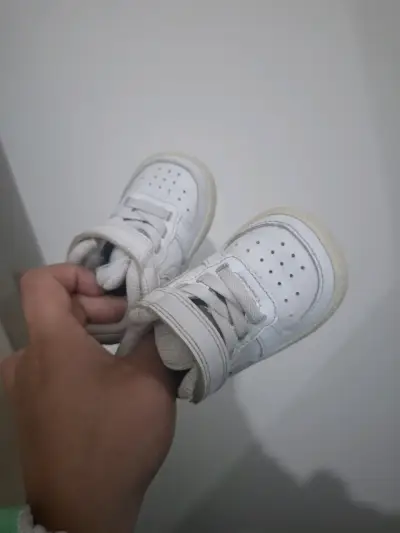 Zapatillas blancas para bebé - miniatura 1