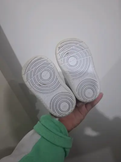 Zapatillas blancas para bebé - miniatura 2