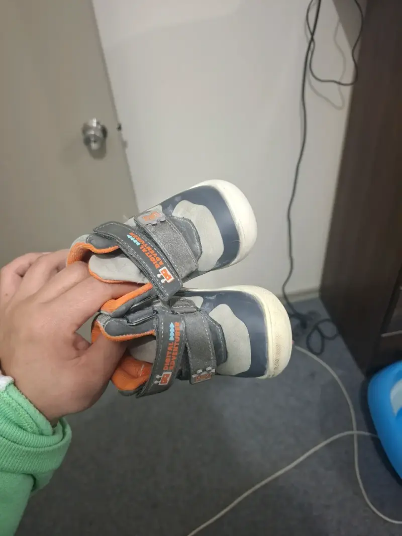 Zapatillas infantiles gris y naranjas