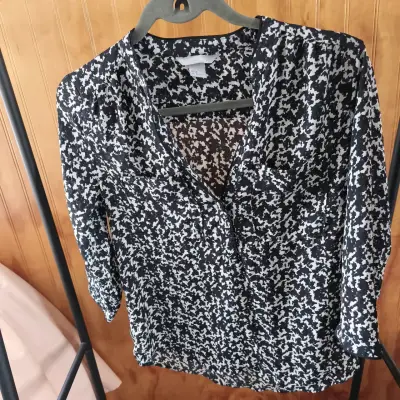 Blusa estampada blanco y negro - miniatura 1