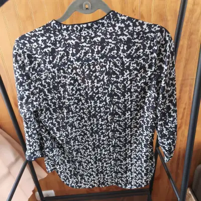 Blusa estampada blanco y negro - miniatura 3