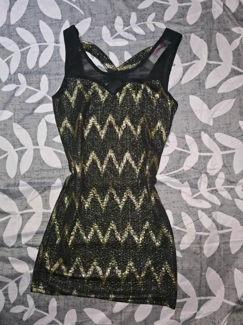 Vestido negro con diseño zigzag - 1