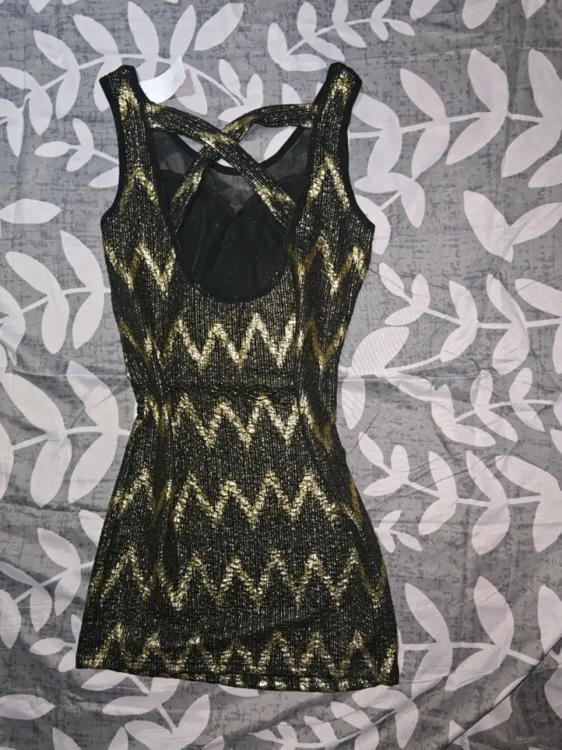 Vestido negro con diseño zigzag - 2