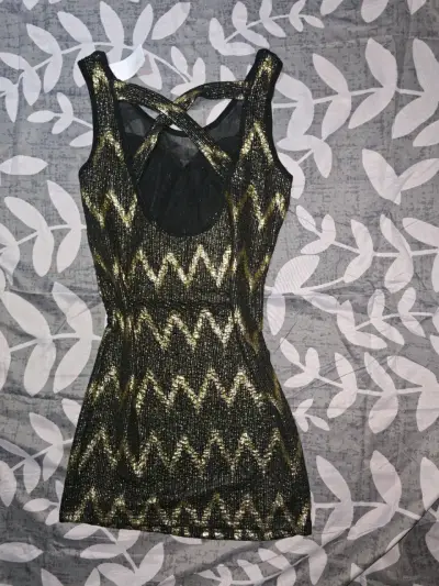Vestido negro con diseño zigzag - miniatura 2