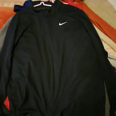 Polera Nike negra deportiva - miniatura 1