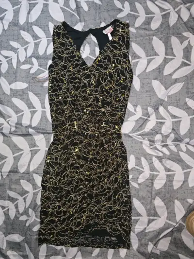Vestido negro con detalles dorados - miniatura 1