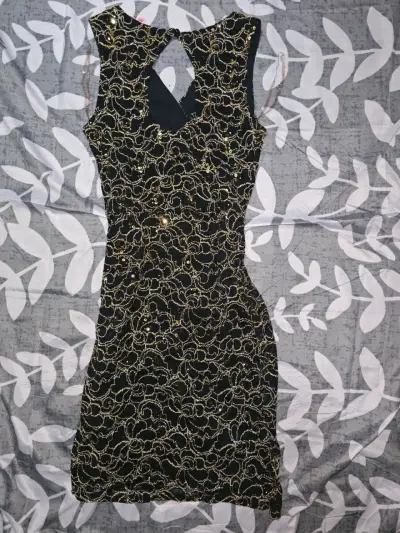 Vestido negro con detalles dorados - miniatura 2