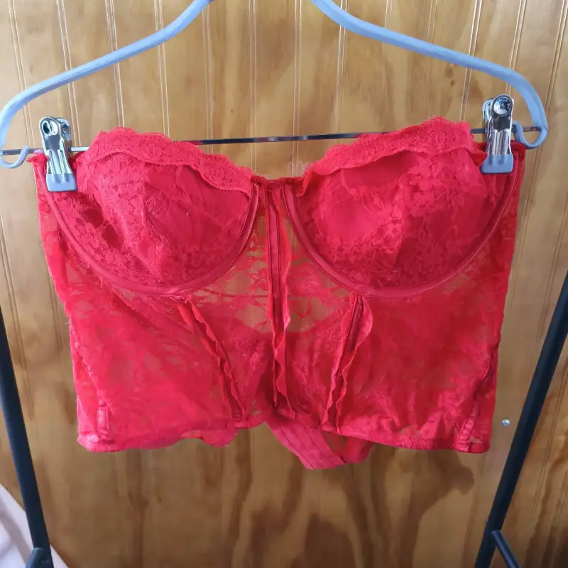 Corset rojo de encaje - 1
