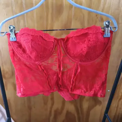 Corset rojo de encaje - miniatura 1
