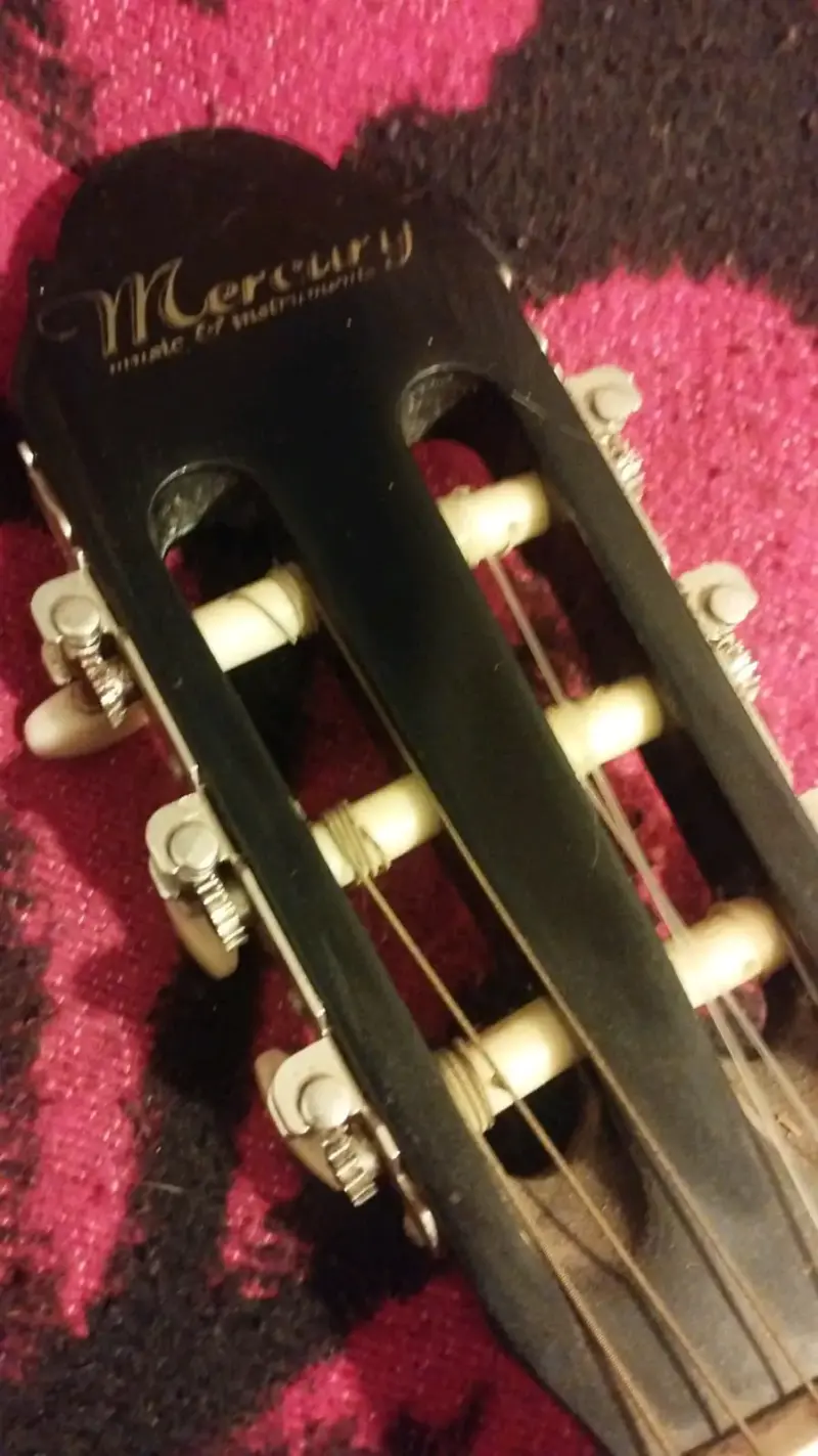 Guitarra clásica Mercury - 1