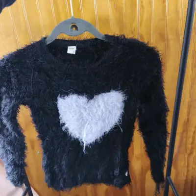 Suéter peludo negro con corazón - miniatura 1