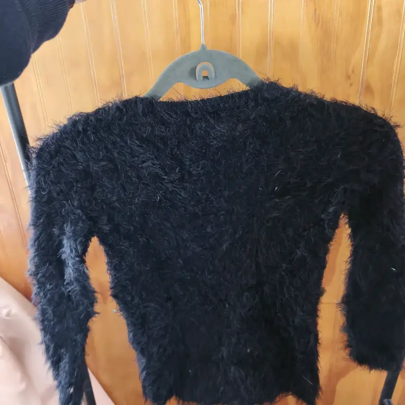 Suéter peludo negro con corazón - 3