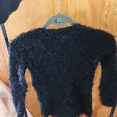 Suéter peludo negro con corazón - miniatura 3