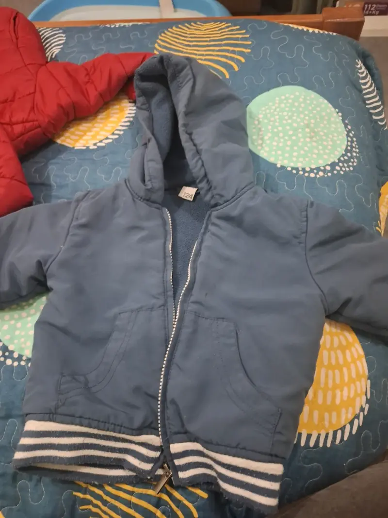 Chaqueta azul con capucha