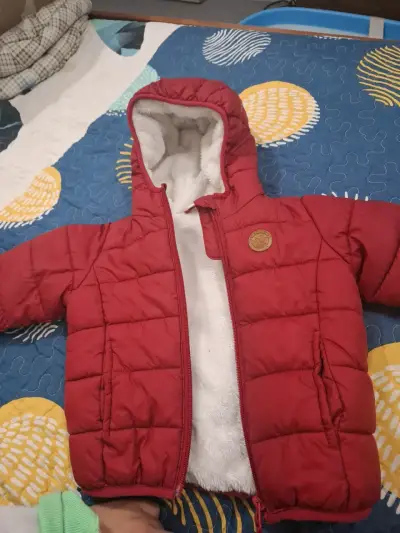 Chaqueta puffer roja con capucha - miniatura 1