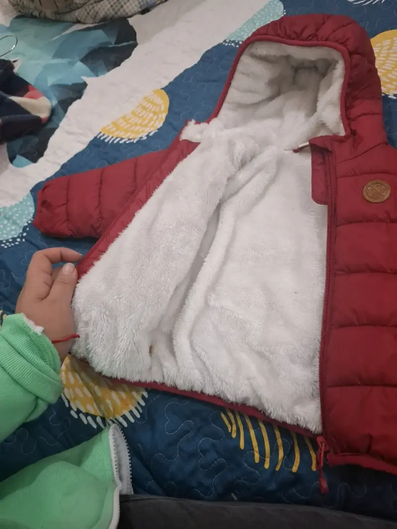 Chaqueta puffer roja con capucha - 2