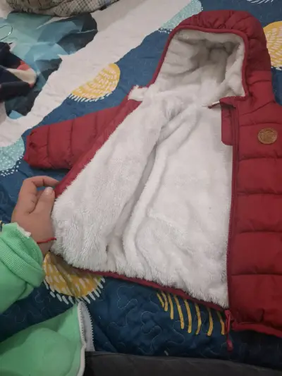 Chaqueta puffer roja con capucha - miniatura 2