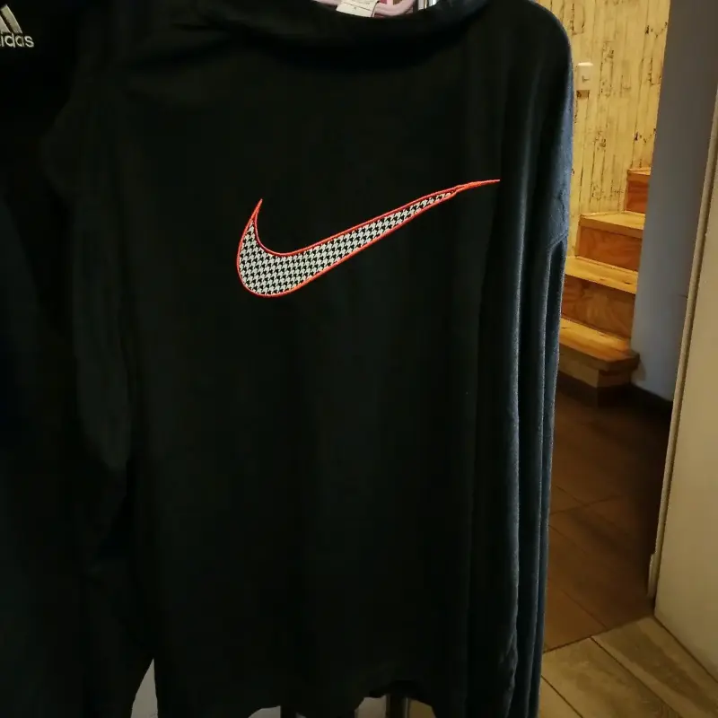 Polerón negro con logo - 2
