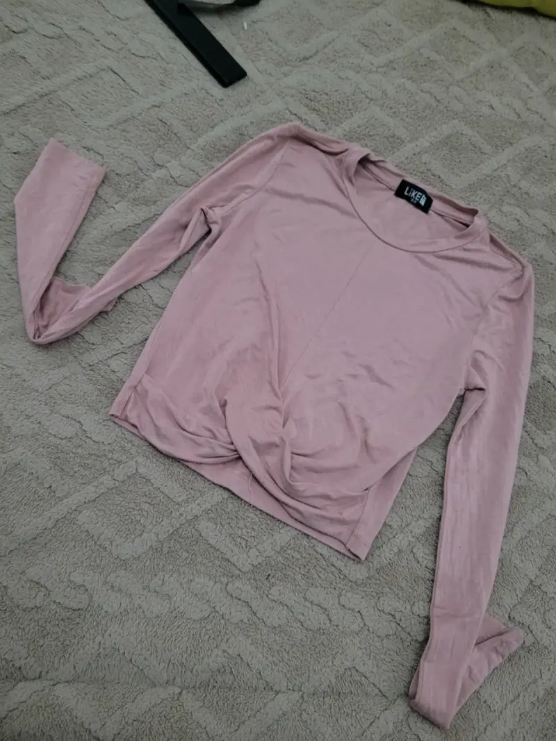 Polera rosa con nudo frontal - 1