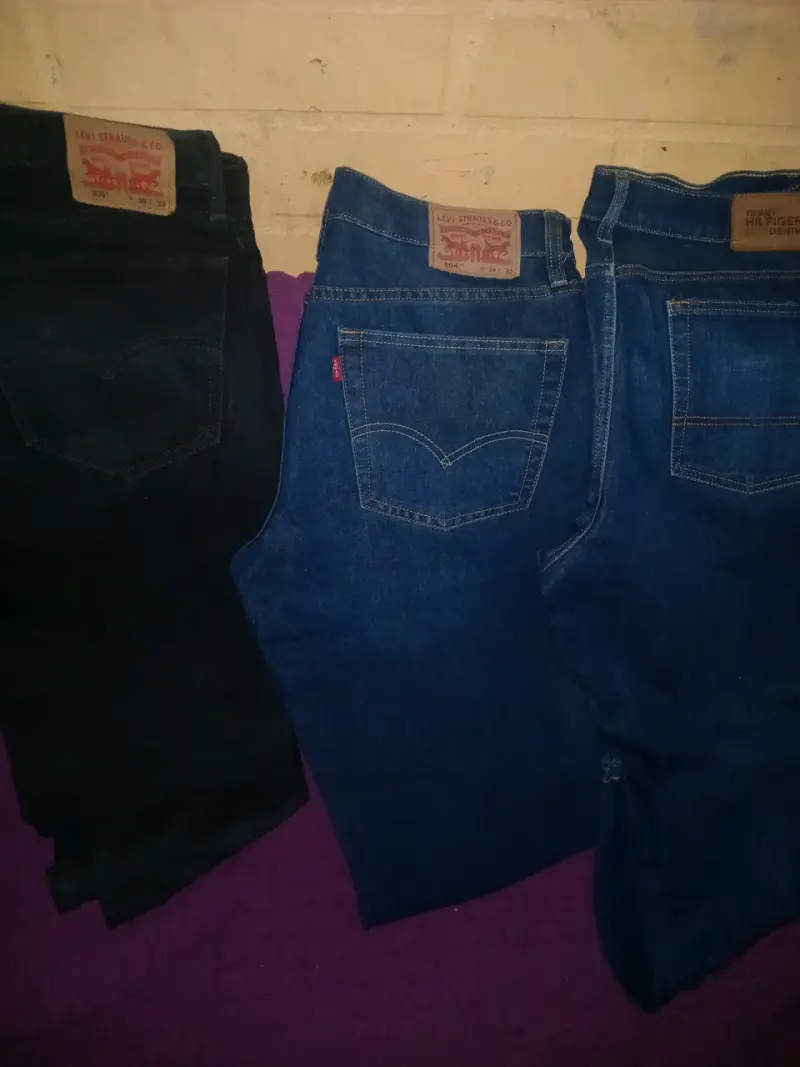 Jeans Levi's y Tommy Hilfiger - 1