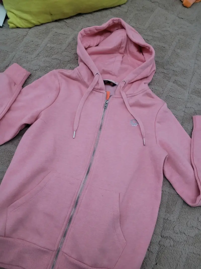 Polerón rosado con capucha y cierre - 1