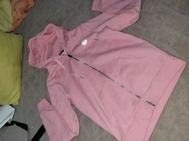 Polerón rosado con capucha y cierre - 3