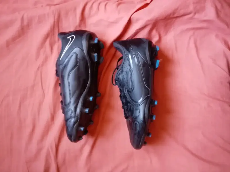 Botines de fútbol negros - 1