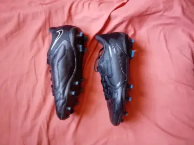 Botines de fútbol negros - miniatura 1