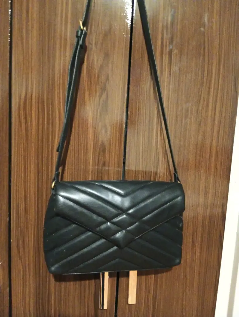 Cartera negra acolchada