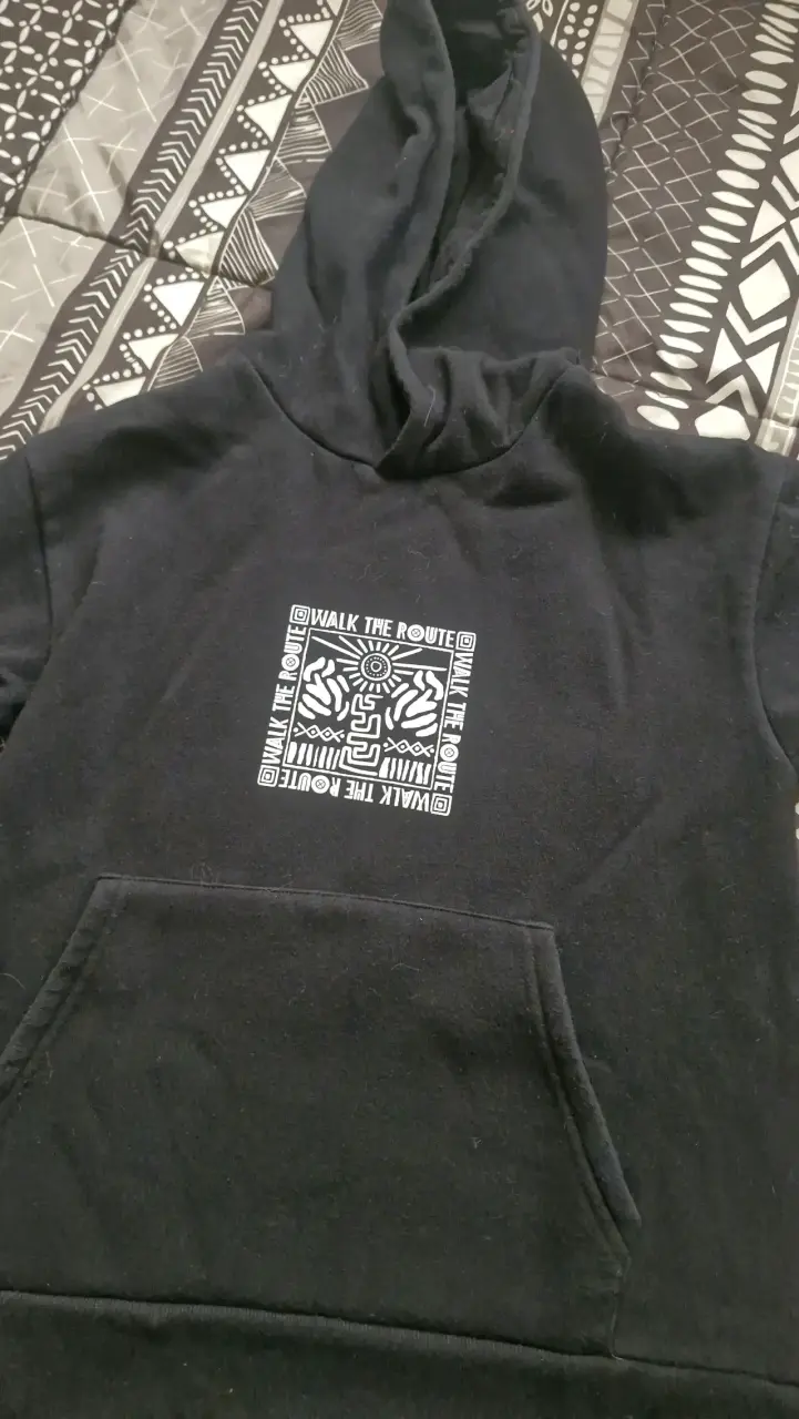 Polerón negro estampado frontal
