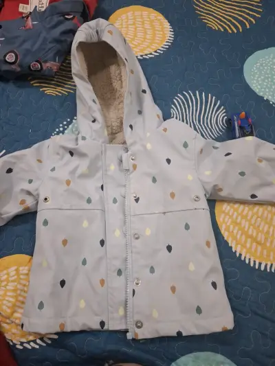 Chaqueta infantil impermeable con capucha - miniatura 1