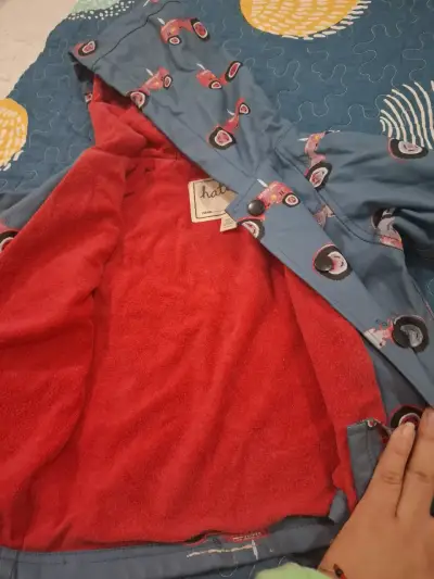 Chaqueta infantil con diseño de tractores - miniatura 2