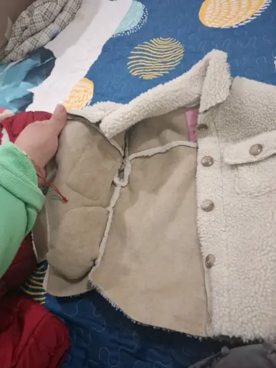 Chaqueta de lana beige de niña - miniatura 2