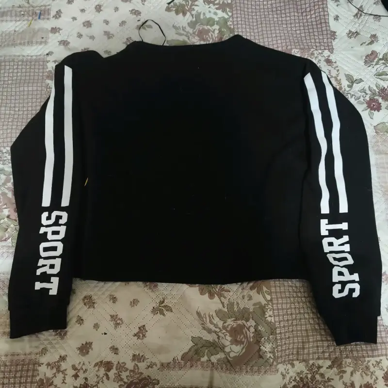 Polerón negro deportivo con franjas - 1