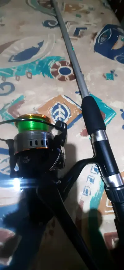 Carrete de pesca con hilo verde - miniatura 2