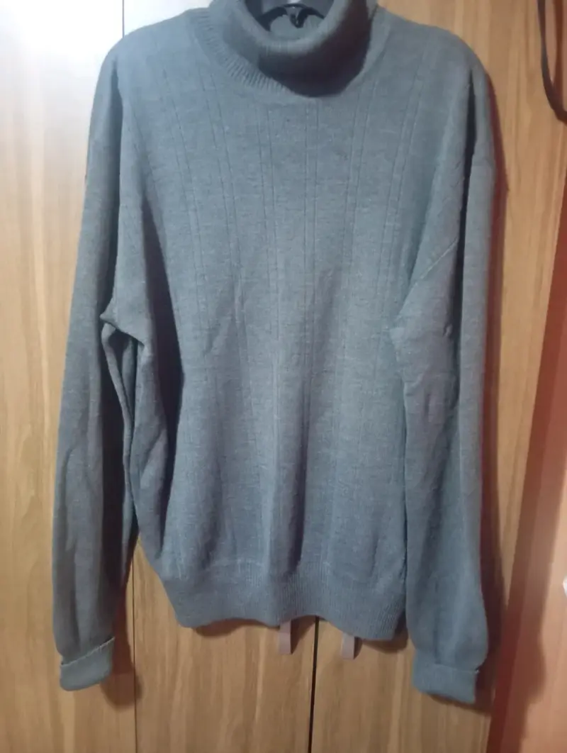 Suéter gris con cuello alto - 1