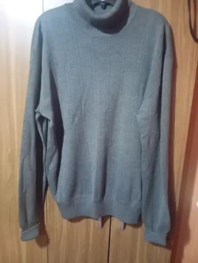 Suéter gris con cuello alto - miniatura 1