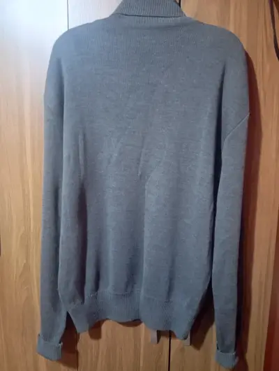 Suéter gris con cuello alto - miniatura 2