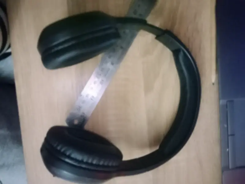 Audífonos negros tipo diadema - 1